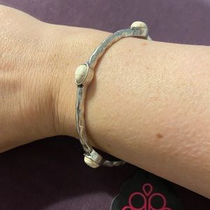 🔴CUTE Brand New Silver plated bangle bracelet with off-white stones. 2.5”❤️👠